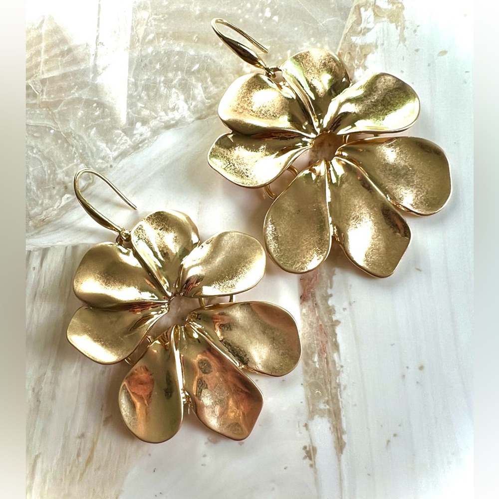 NWOT Sculptural Flower Drop Earrings